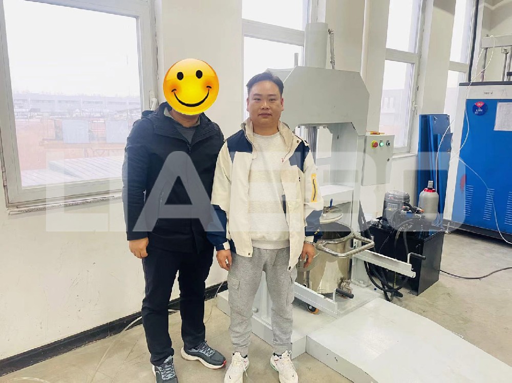 天津某設(shè)備公司50L行星攪拌機(jī)調(diào)試成功