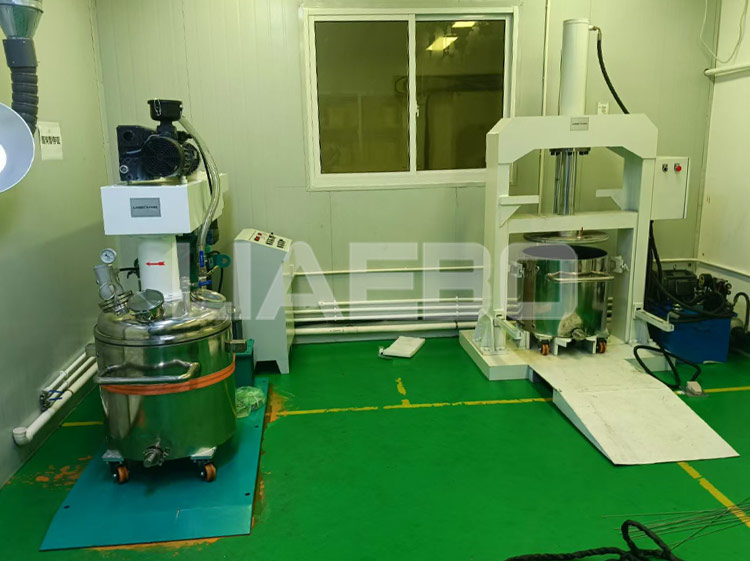 上海某科技有限公司100L同心雙軸和壓料機(jī)調(diào)試成功