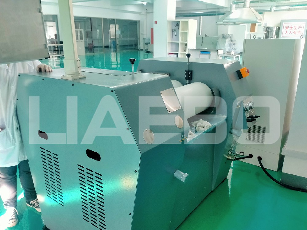 江蘇某公司260平液壓（數控型）陶瓷三輥研磨機